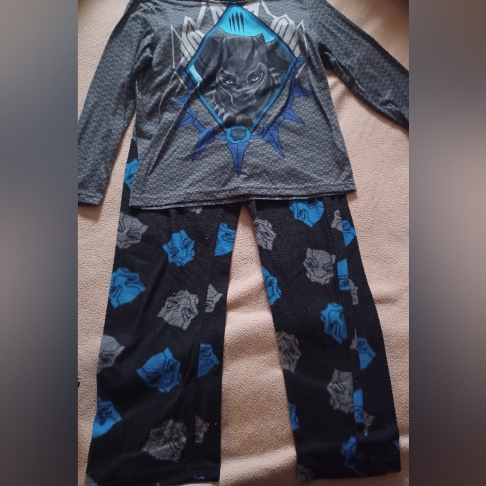 BOYS SIZE 8 BLACK PANTHER PAJAMAS